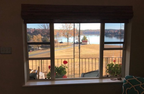 Hot Springs Condo | Right On The Water Yet Close To Oaklawn !
