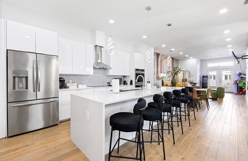West Dallas House | Right Spacious 8-bedroom townhome in awesome Dallas with AC