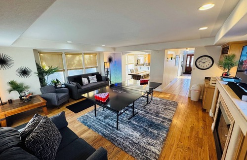 River North Art District House | RiNo Party Palace: Game Room, Theater & Hot Tub- Sleeps 30!