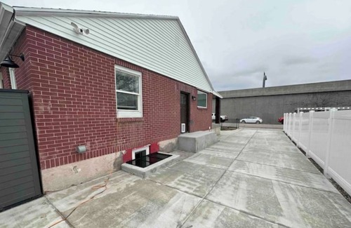 South Salt Lake Cottage | Rise&Shine- Mid Mod Entire House Hot Tub, Fire Pit