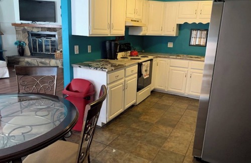 Appleton Apartment | Ritchie’s Apple Place: Teal Waves