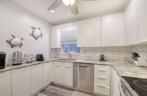 Laurel Park House | Ritzy Palms Downtown Estate-5 minutes to beach-walking distance to downtown!