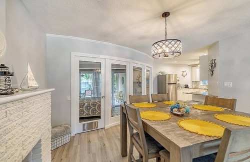 Laurel Park House | Ritzy Palms Downtown Estate-5 minutes to beach-walking distance to downtown!