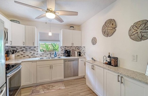 Laurel Park House | Ritzy Palms Downtown Estate-5 minutes to beach-walking distance to downtown!