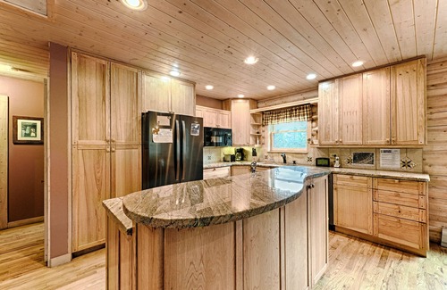 Estes Park Cabin | Rivendell Log Cabin - walk into RMNP! Continental Divide Views! Large Hot Tub!