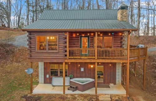 Morganton House | Rivendell - Stunning Views, Fireplace, Hot Tub, Billiards Table, Outdoor Fire Pit - Morganton, GA