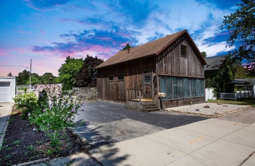 Kankakee Apartment | River ßARN 》Quaint, Refined, Elegant