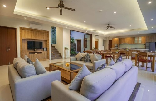 Melayang Villa | River 6 BR Private Pool - Suitable for Family & inclusive Breakfast.