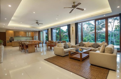 Melayang Villa | River 6 BR Private Pool - Suitable for Family & inclusive Breakfast.