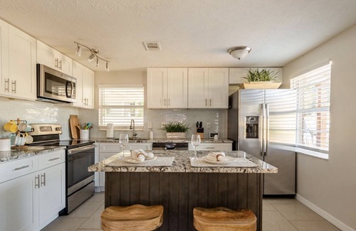 South Seminole Heights House | River Adjacent, Quiet Neighborhood, King bed