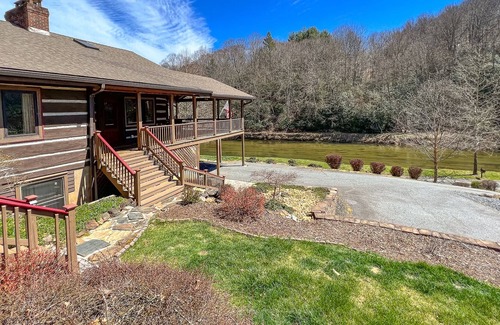 Lansing Cabin | River Bliss - New Rental for 2023. Riverfront cabin with 5BR/3BA