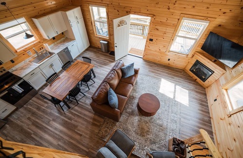 Jamestown Cabin | River Boat Ramp~Private HotTub~Lake Cumberland~Firepit~Pickleball~Playground
