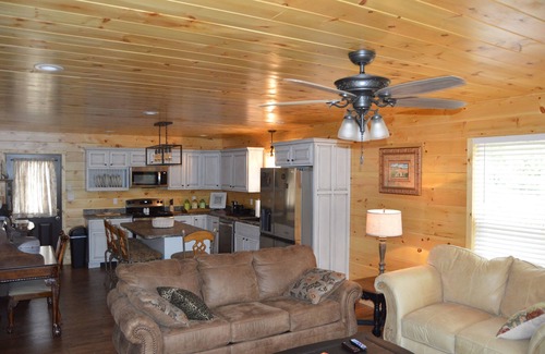 Tazewell Cabin | RIVER CABIN - FISHING. KAYAKING. FIRE PIT. OUTDOOR SHOWER