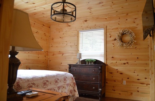 Tazewell Cabin | RIVER CABIN - FISHING. KAYAKING. FIRE PIT. OUTDOOR SHOWER
