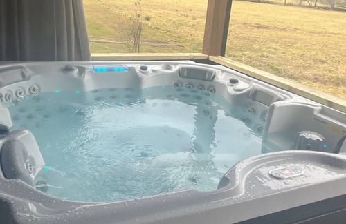 Hiawassee Cabin | River Cabin,Lrg Hot Tub,Inner Tubing,Pool,Trout Fishin,20 Min to Helen