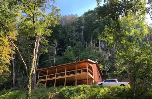 Butler Cabin | River cabin on 45 acres of private mountain land PET FRIENDLY