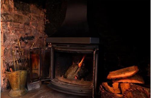 Brecon House | River Cottage Brecon: Hot Tub, Fire, Balcony, Wifi