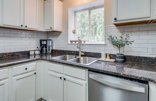 Ashland City Cottage | River Cottage - Hot Tub, Private Dock, Kayaks + Paddle Boards!