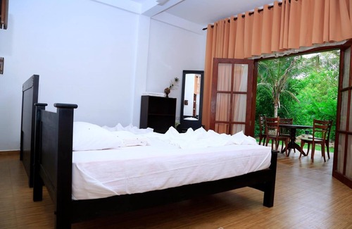Debarawewa Hotel | River Edge