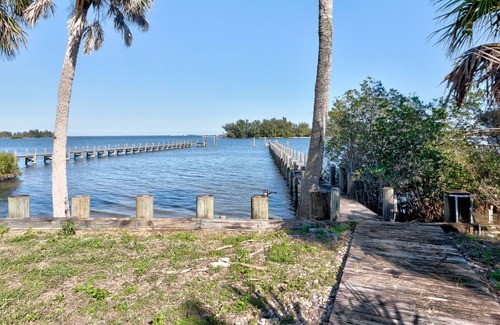 Sebastian Apartment | River Escape 1 bedroom with Dock Access, pool, and full kitchen