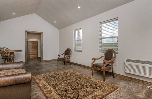 Amarillo Cabin | River Falls Venue & Lodges One-Bedroom Lodge