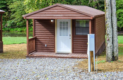 Harrogate Cabin | River Forge Cabin 78 - Cozy and Rustic 1 Bedroom Cabin - Creek Front