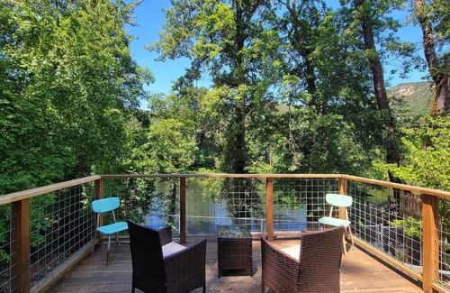 Gold Hill House | River Front Cottage ~ Spa Pool, Mountain Views, and Lovely Outdoor Space!