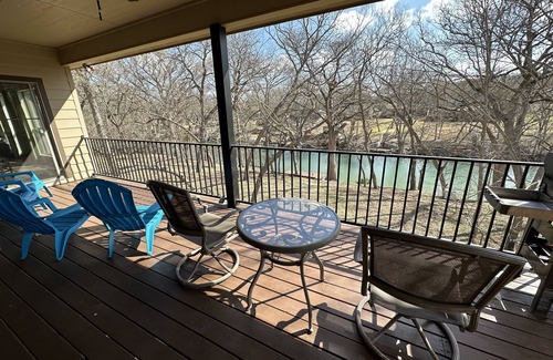 Canyon Lake House | River front! 🦮Friendly! 🛶Canoe, kayak/SUP, 🚤Boat rental. 2min from Whitewater