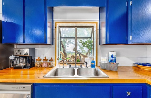 Carrabelle House | River front, less than 5 miles to the gulf, private dock & boat launch!