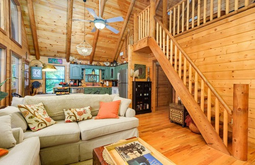 McComb Cabin | ❤️ River fun, log cabin, family/couples retreat!