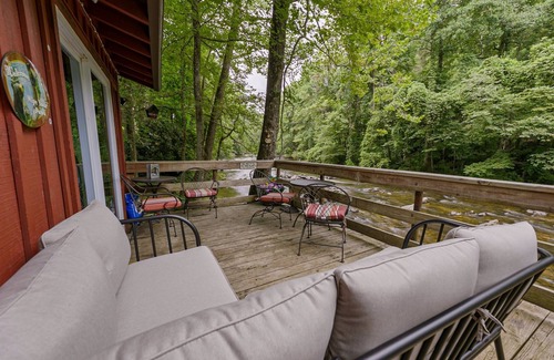 Helen Cabin | River Haus - Charming riverfront cabin right on the Chattahoochee