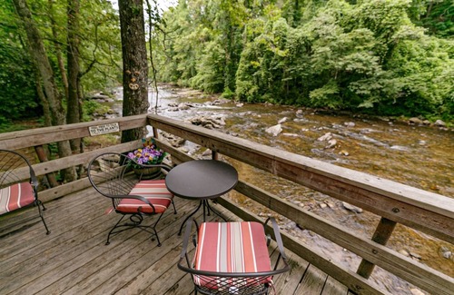 Helen Cabin | River Haus - Charming riverfront cabin right on the Chattahoochee