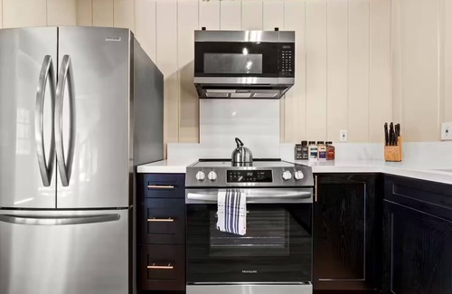 Springville Cabin | River Haus Sequoia - Views+KingBeds+HotTub+Modern