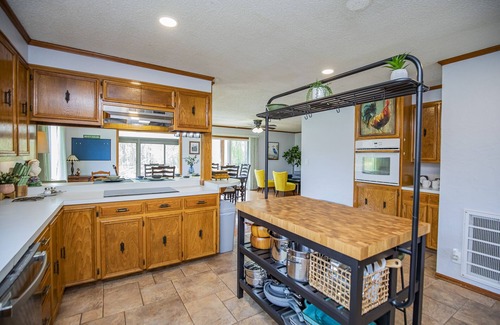 Siloam Springs Cabin | River House, kayak, fishing, king beds, riverfront