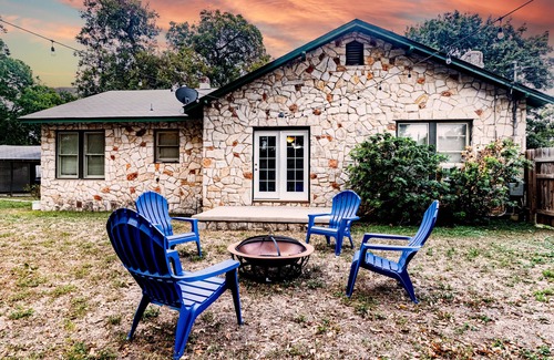 New Braunfels House | River house, king bed 2/1 big yard central NB.