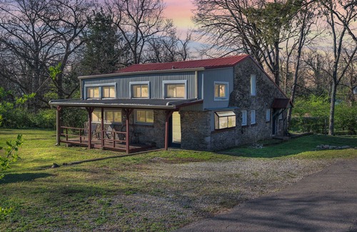 Madison Cabin | River Lodge | Rustic Retreat Just 15 Mins from Downtown Nashville