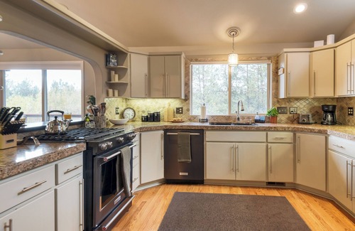 Three Rivers House | River Meadows by AvantStay | Near River w/Hot Tub, Access to Private Boat Ramp