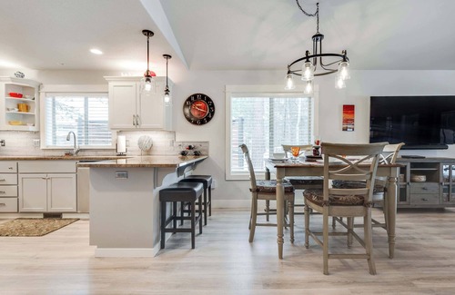 Three Rivers House | River Meadows, Pool, Hot Tub, Pet-Friendly | Deschutes Riverhaus