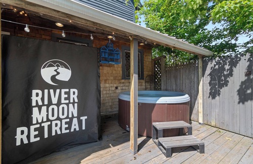Warren House | River Moon Retreat-8 BRs - HotTub - River - WiFi