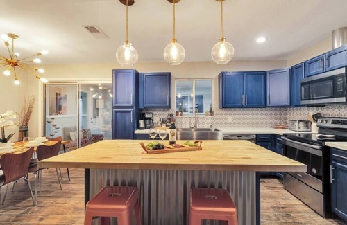 Joshua Tree House | River Moon Retreat - Hot Tub, EV charger, Pool Table