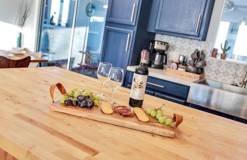 Joshua Tree House | River Moon Retreat - Hot Tub, EV charger, Pool Table