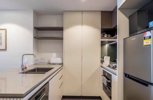 Brisbane Apartment | River Nights & City Lights - Luxe Stay + Carpark