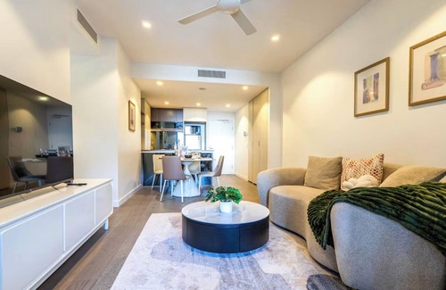 Brisbane Apartment | River Nights & City Lights - Luxe Stay + Carpark