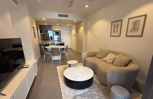 Brisbane Apartment | River Nights & City Lights - Luxe Stay + Carpark