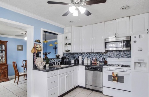 Old Aurora House | River Oaks Point Vacation Minutes to Downtown Quiet Area! by RedAwning