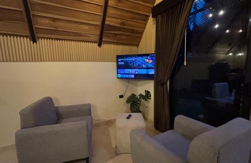 La Fortuna House | River Paradise Cabin with Private Jacuzzi