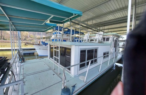 Lupton City Boat Rental | River Retreat Floating Cabin w/mountain views. Pet friendly