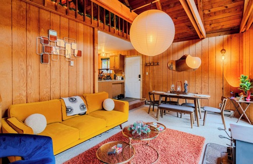Gold Bar Cabin | River Retreat: Hot Tub, 3 Stories, River Access!