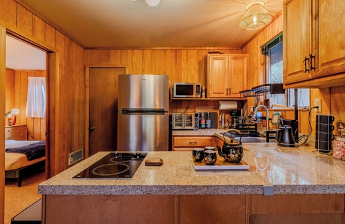 Gold Bar Cabin | River Retreat: Hot Tub, 3 Stories, River Access!