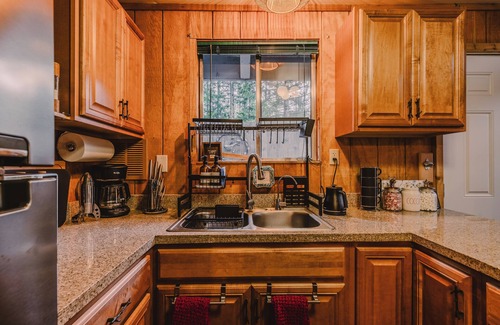 Gold Bar Cabin | River Retreat: Hot Tub, 3 Stories, River Access!